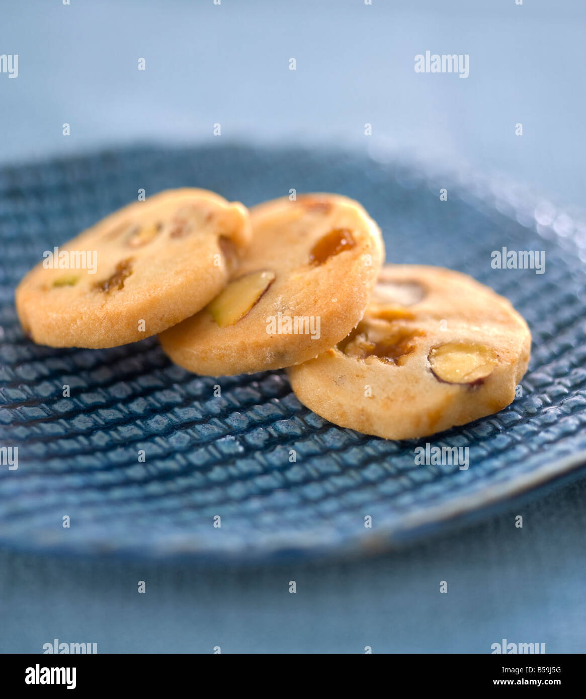 Tre biscotti fatti in casa su un blu piastra in ceramica Foto Stock