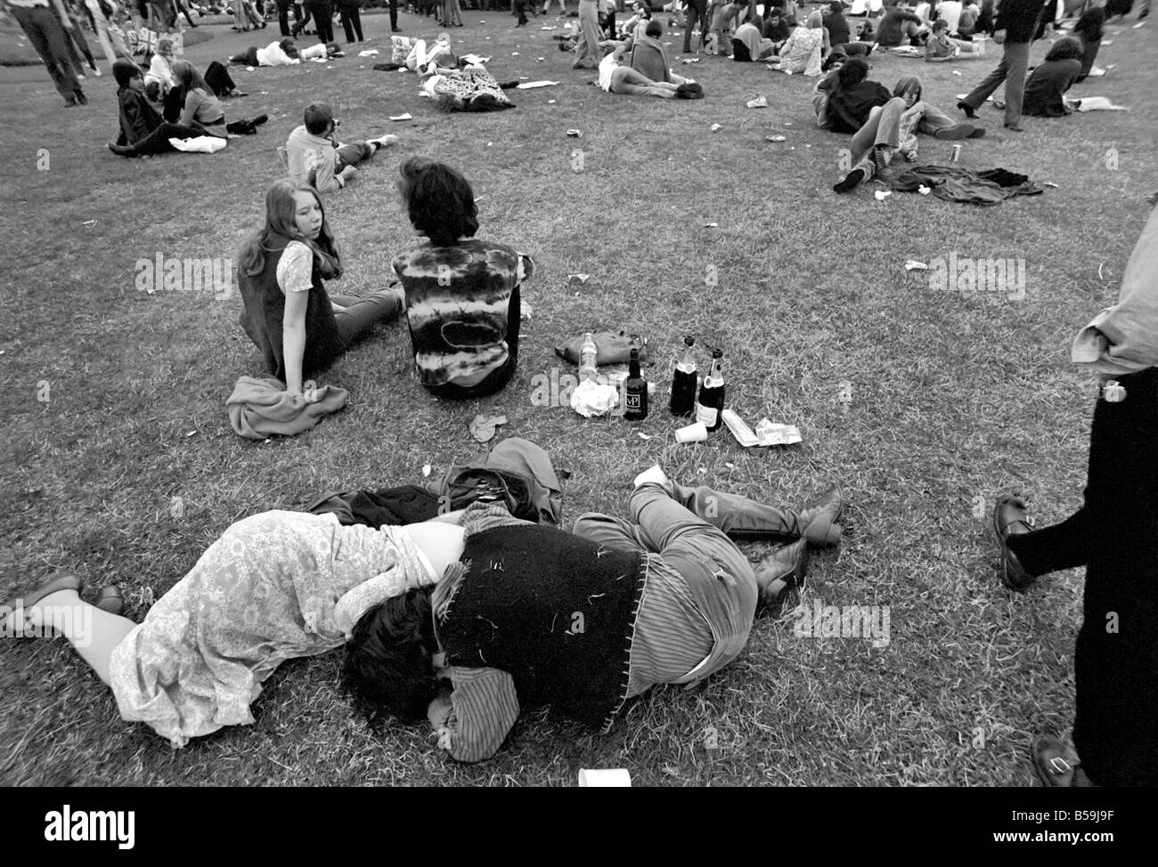 Hyde Park Festival Pop. Giovane ignaro delle frazioni abbracciare da svuotare le bottiglie di vino. Luglio 1970 70-6862-001 Foto Stock