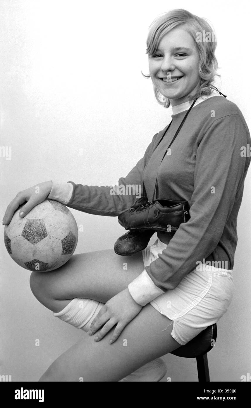 Ragazza. Sport. Il calcio. Laura Sullivan - ragazza calciatore trasferito per 50p. Watford ladies football team posto 18yr old Laura Sullivan sull'elenco di trasferimento per 50p e rapidamente è stato strappato dalla North London Ladies lato. Laura nella foto al suo mulino Hill home è solo la sua marcia di calcio questa sera. Dicembre 1971 71-12057-004 Foto Stock