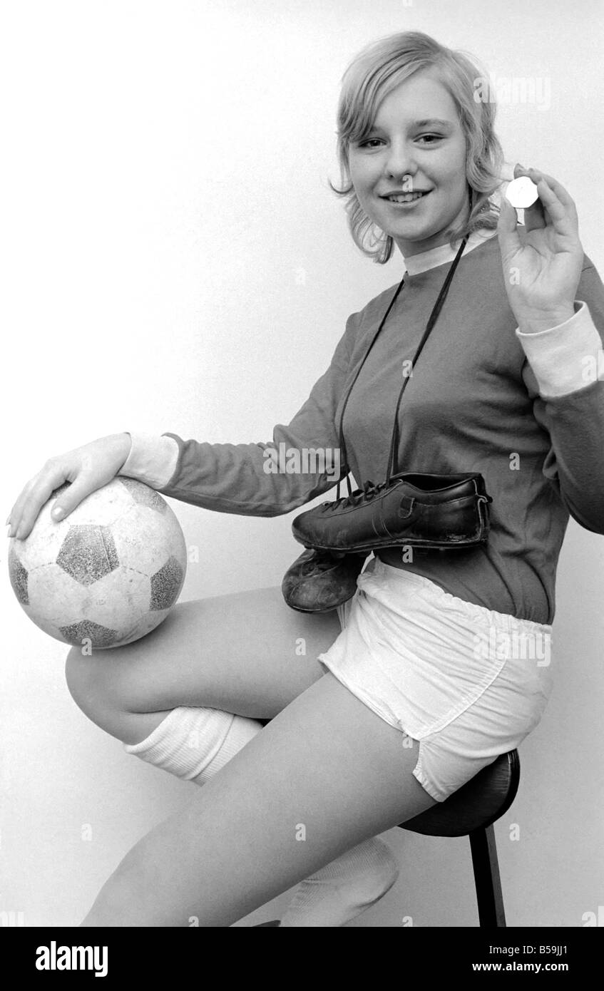 Ragazza. Sport. Il calcio. Laura Sullivan - ragazza calciatore trasferito per 50p. Watford ladies football team posto 18yr old Laura Sullivan sull'elenco di trasferimento per 50p e rapidamente è stato strappato dalla North London Ladies lato. Laura nella foto al suo mulino Hill home è solo la sua marcia di calcio questa sera. Dicembre 1971 71-12057 Foto Stock