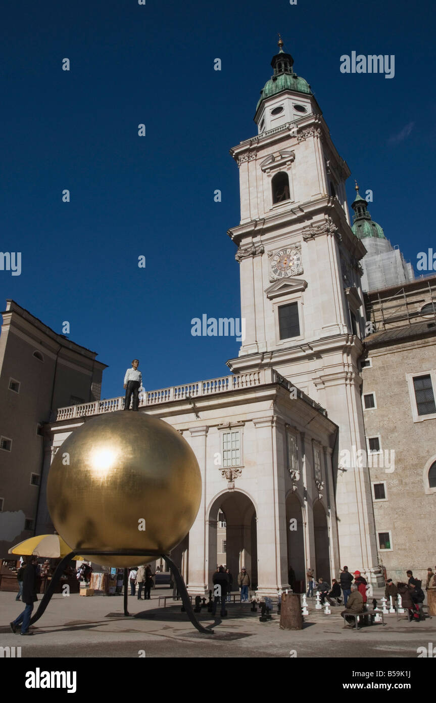 Grande palla dorata in Kapitelplatz, Salisburgo, Austria, Europa Foto Stock