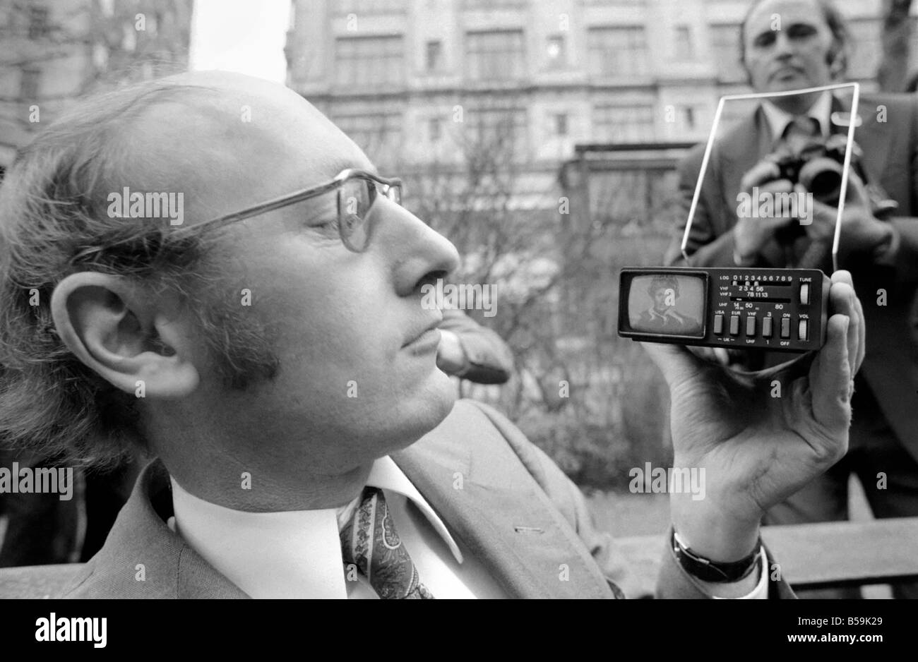 Mondi 1pocket TV. : Sinclair radionica. Il Managing Director del Sinclair radionica, il sig. Clive Sinclair tenendo il mondo più piccolo schermo televisivo. Gennaio 1977 77-00135-002 Foto Stock
