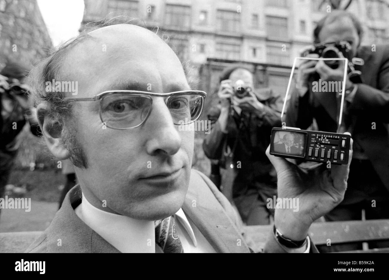 Mondi 1pocket TV. : Sinclair radionica. Il Managing Director del Sinclair radionica, il sig. Clive Sinclair tenendo il mondo più piccolo schermo televisivo. Gennaio 1977 77-00135-003 Foto Stock