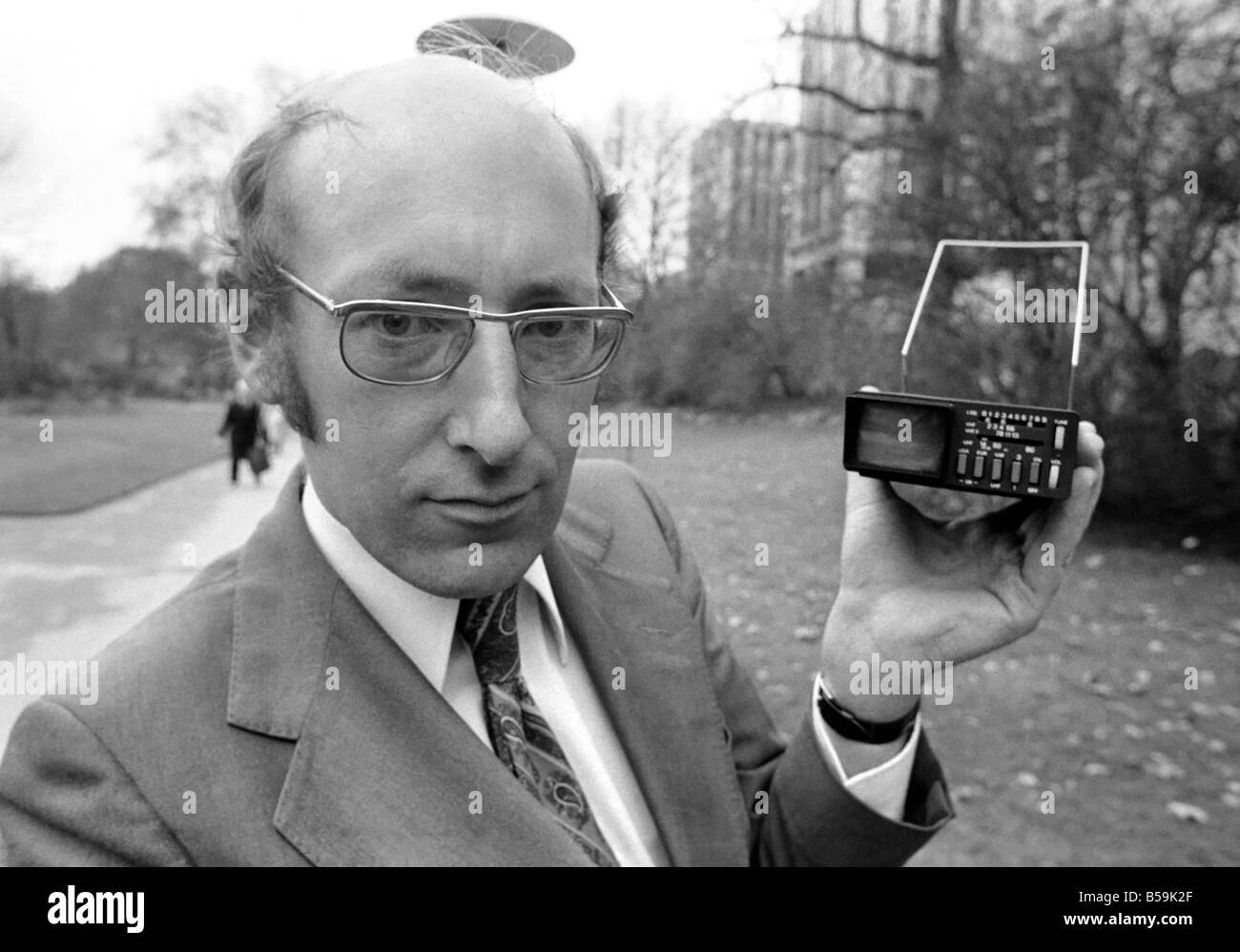 Mondi 1pocket TV. : Sinclair radionica. Il Managing Director del Sinclair radionica, il sig. Clive Sinclair tenendo il mondo più piccolo schermo televisivo. Gennaio 1977 77-00135-004 Foto Stock
