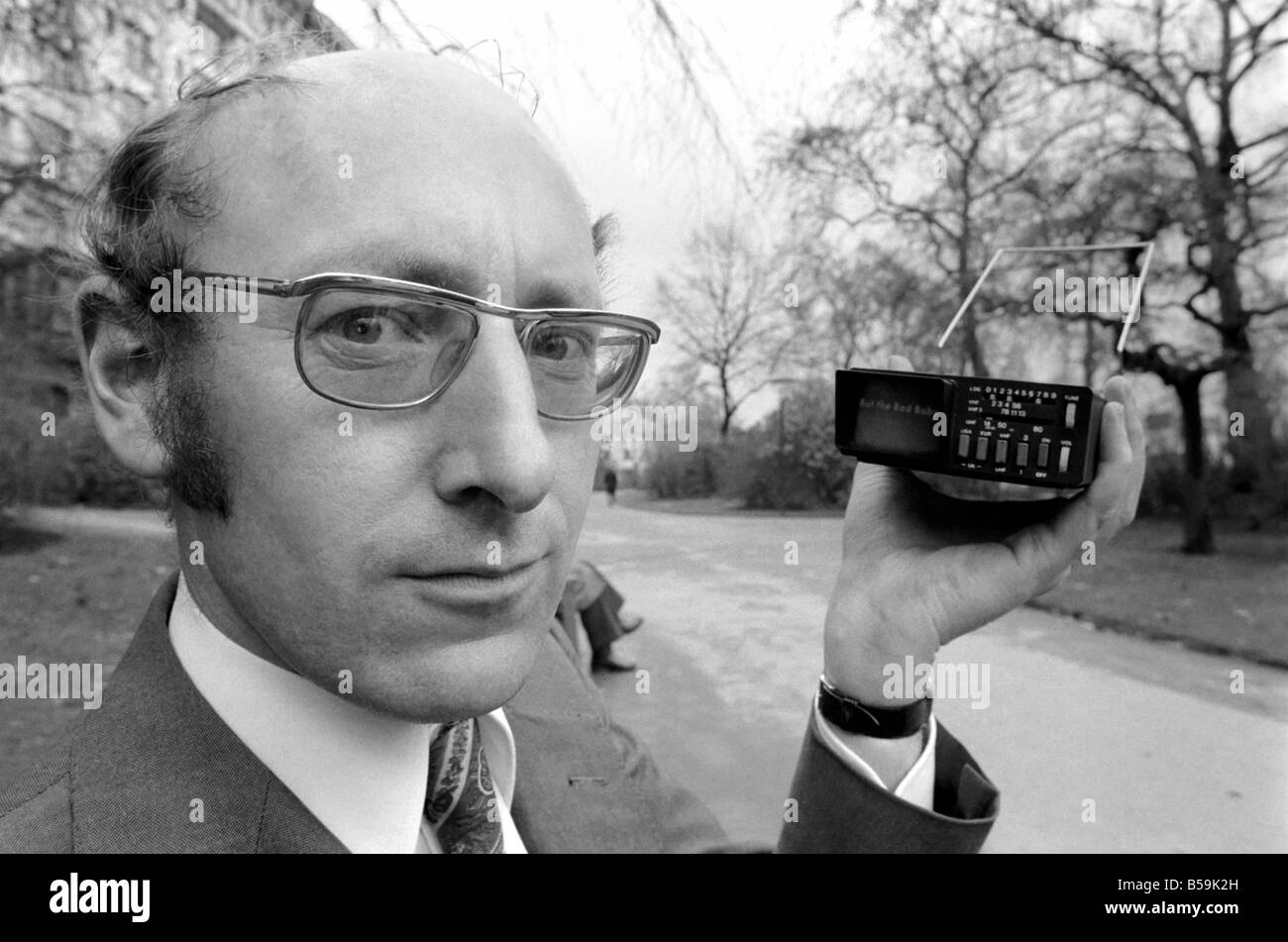 Mondi 1pocket TV. Sinclair radionica. Il Managing Director del Sinclair radionica, il sig. Clive Sinclair tenendo il mondo più piccolo schermo televisivo.; Gennaio 1977 77-00135-005 Foto Stock