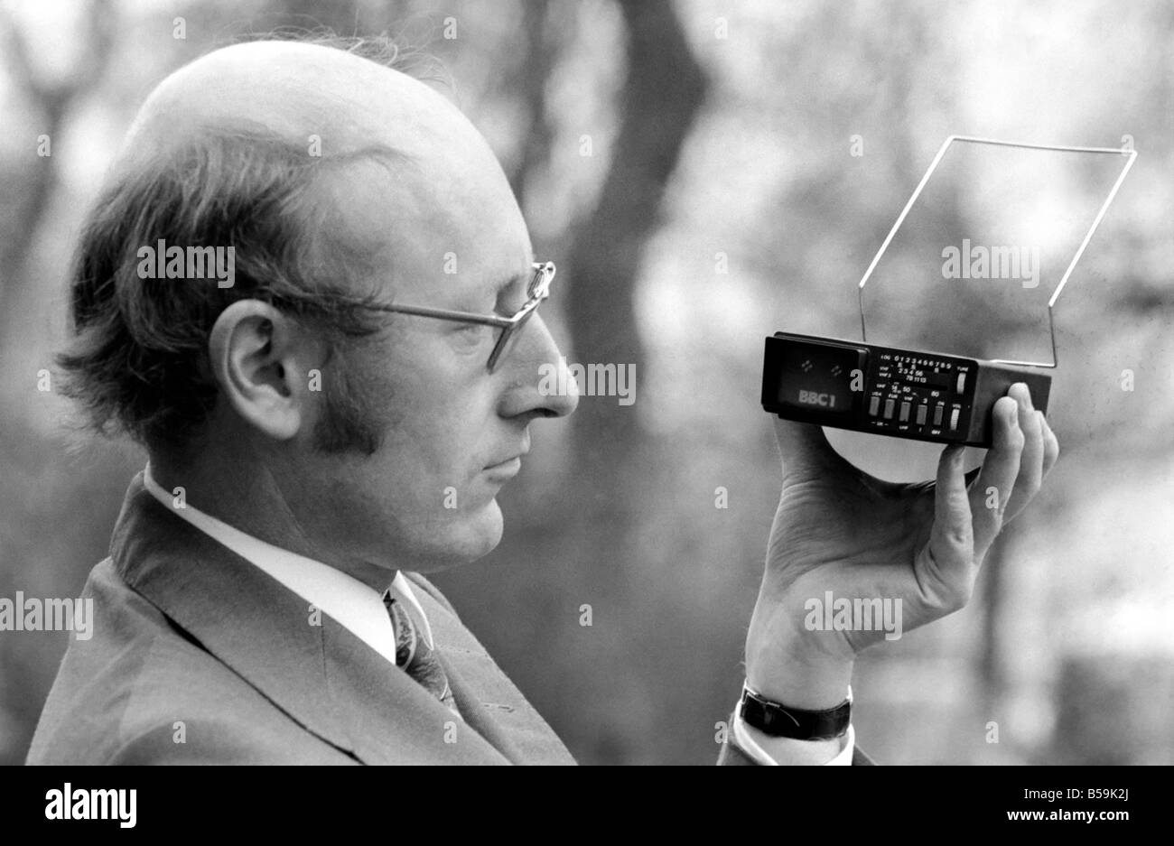 Mondi 1pocket TV. : Sinclair radionica. Il Managing Director del Sinclair radionica, il sig. Clive Sinclair tenendo il mondo più piccolo schermo televisivo. Gennaio 1977 77-00135-006 Foto Stock