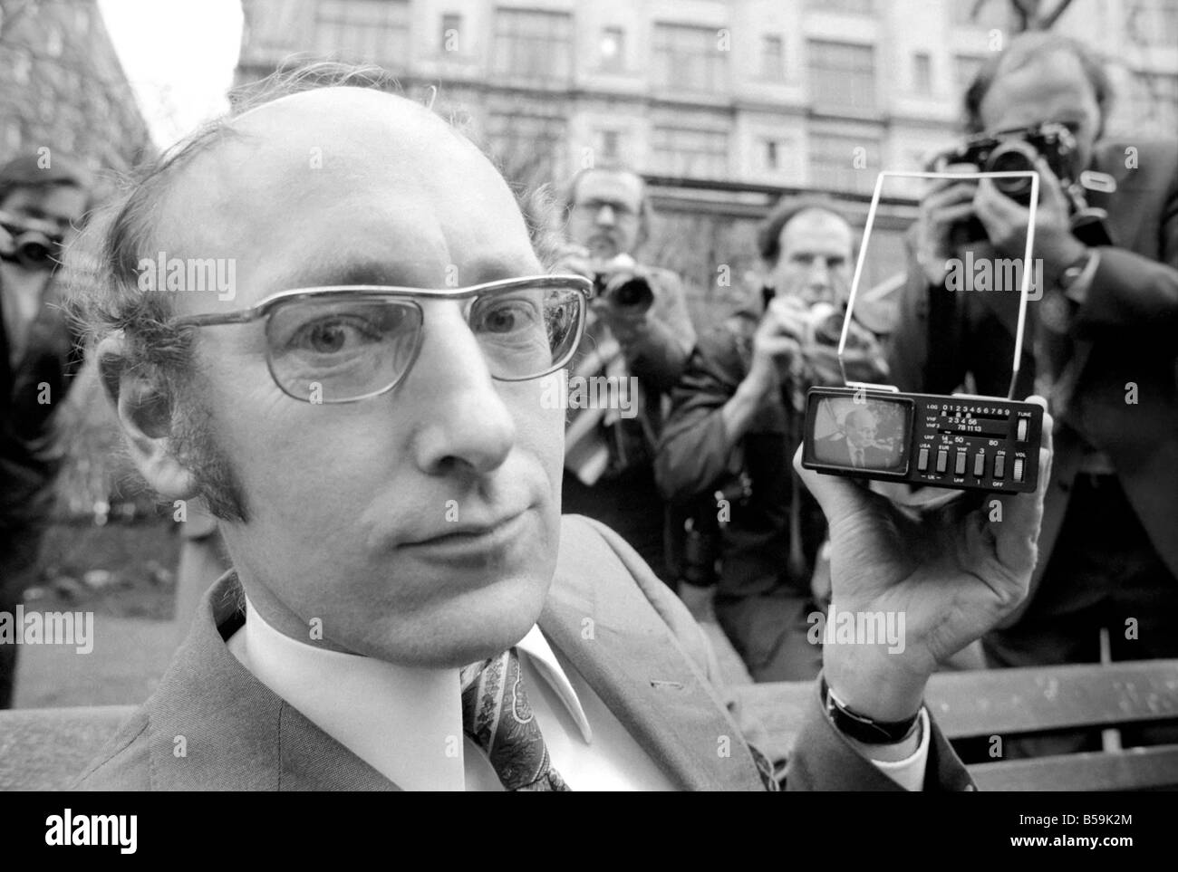 Mondi 1pocket TV. : Sinclair radionica. Il Managing Director del Sinclair radionica, il sig. Clive Sinclair tenendo il mondo più piccolo schermo televisivo. Gennaio 1977 77-00135 Foto Stock
