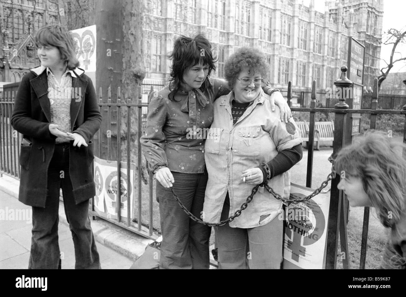 Membri della Womens Liberation Movement incatenati stessi per le ringhiere alla statua di Sylvia Pankhurst. Cooperazione di polizia con bullone taglierine tagliare i manifestanti da ringhiere. ;Aprile 1975 ;75-2043 Foto Stock