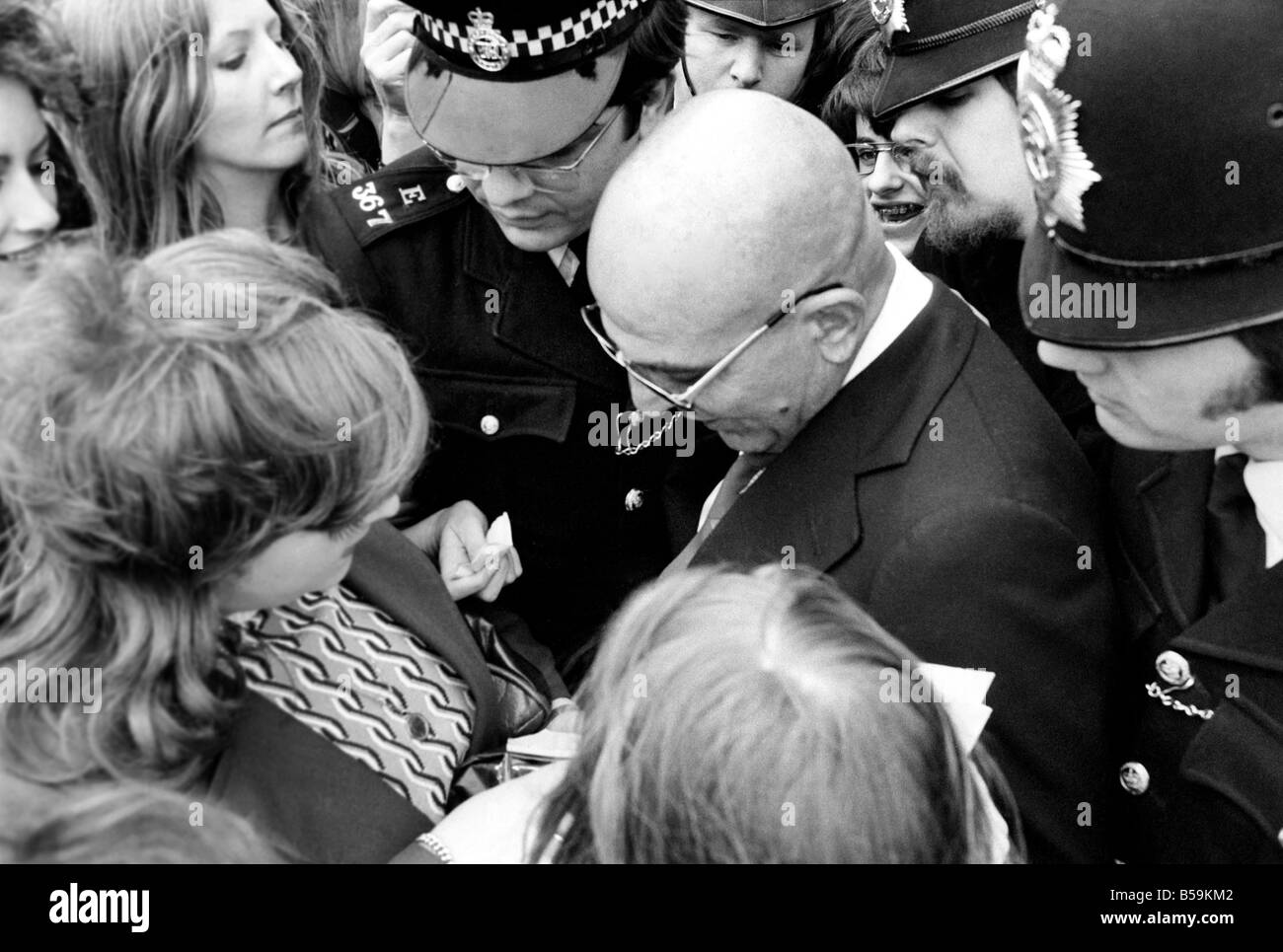 Attore americano Telly Savalas incontra un altro Kojak presso la capitale sede Radio, Euston Tower, London, quando Telly è stata intervi Foto Stock