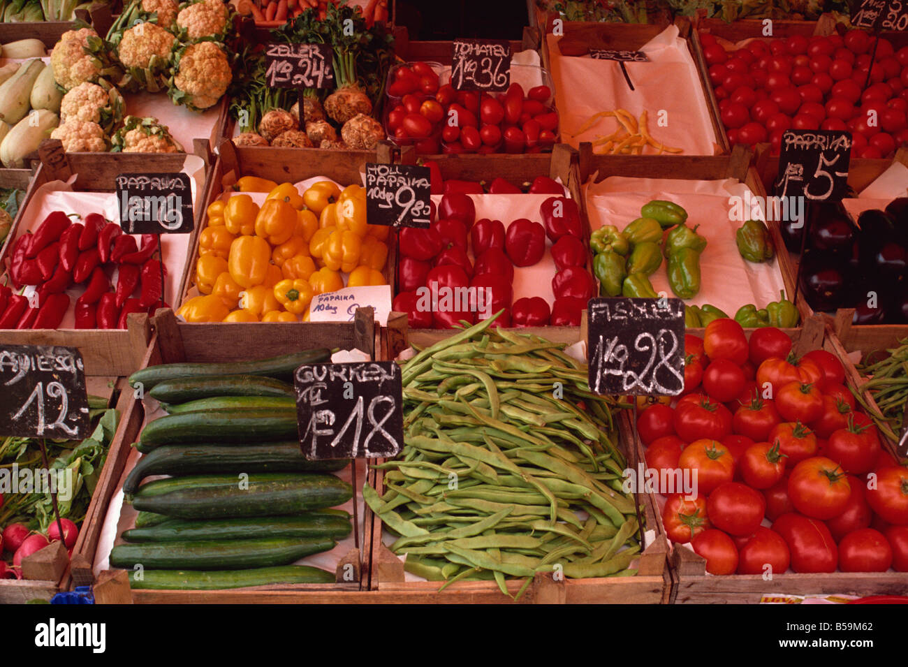 Ortaggi con fagioli cetrioli e peperoni in scatole di legno nel mercato di Vienna Austria L TAYLOR Foto Stock