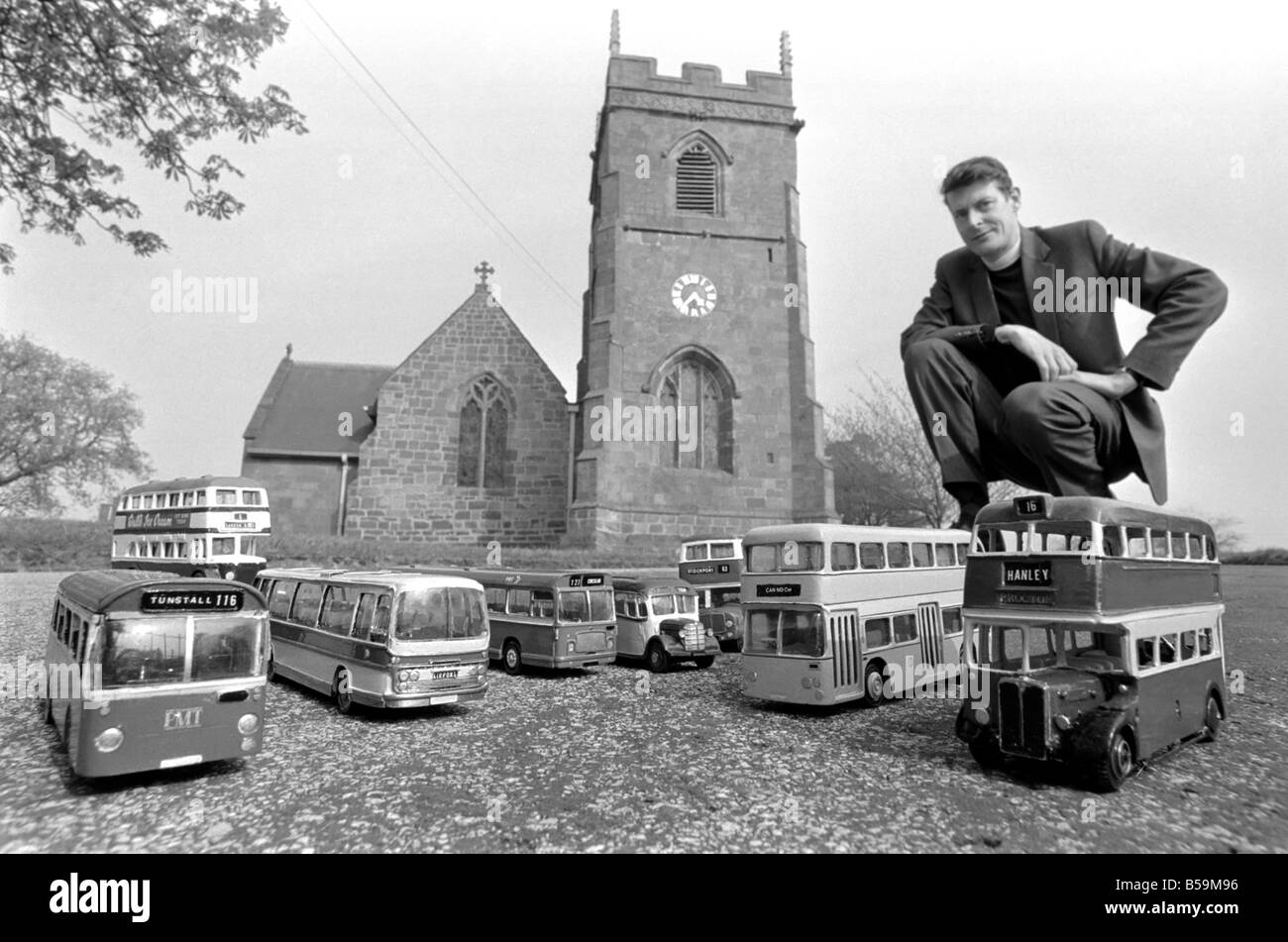 Il Reverendo Geoffrey Smith, vicario della parrocchia di San Michele e Tutti gli Angeli chiesa in Lilleshall, Shropshire, al di fuori della sua chiesa, con alcuni dei suoi modelli di autobus. ;Aprile 1975 ;75-02158-006 Foto Stock
