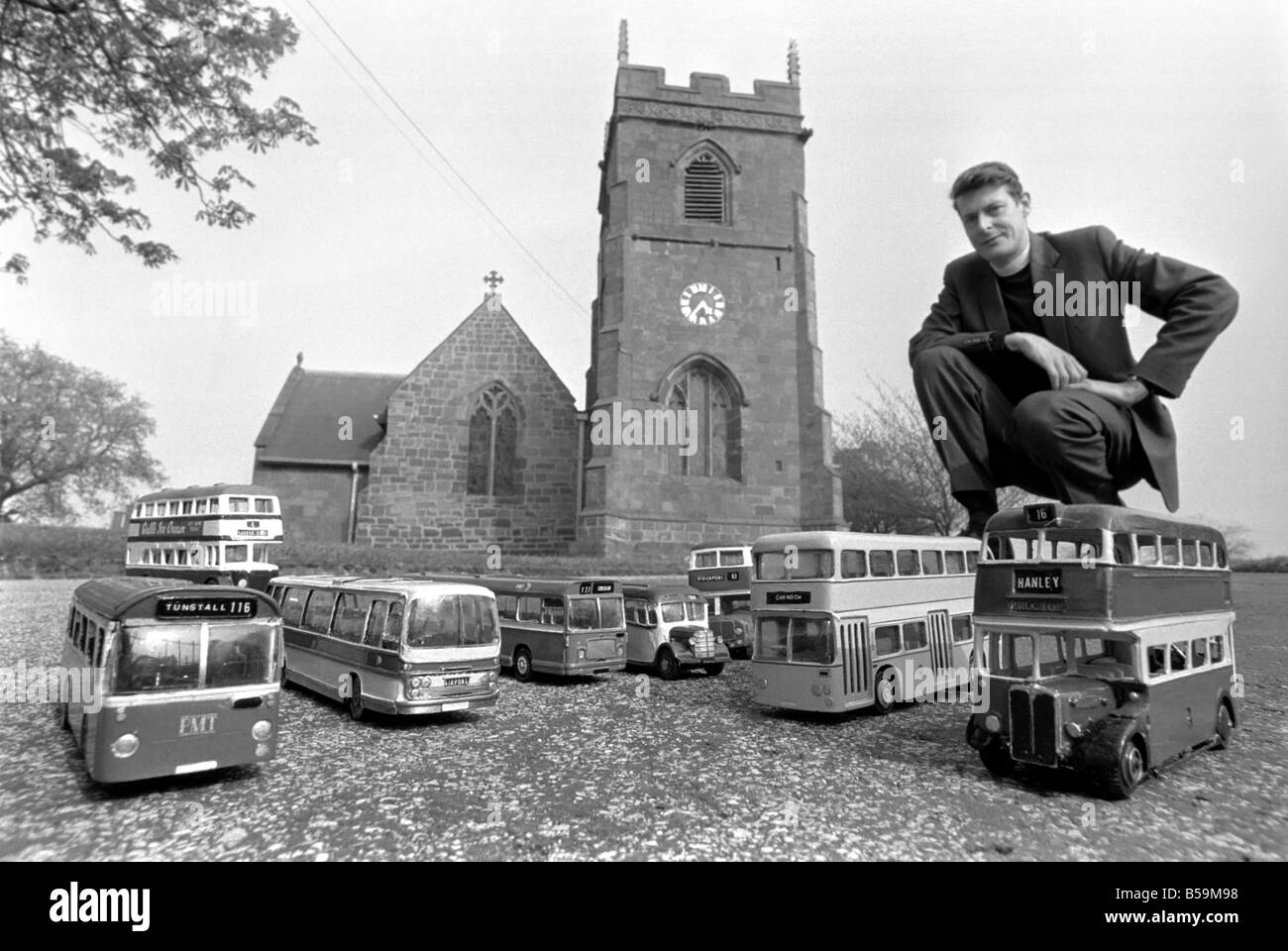 Il Reverendo Geoffrey Smith, vicario della parrocchia di San Michele e Tutti gli Angeli chiesa in Lilleshall, Shropshire, al di fuori della sua chiesa, con alcuni dei suoi modelli di autobus. ;Aprile 1975 ;75-02158-007 Foto Stock