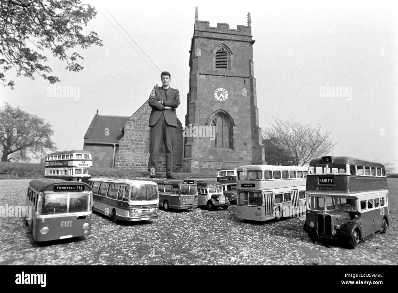 Il Reverendo Geoffrey Smith, vicario della parrocchia di San Michele e Tutti gli Angeli chiesa in Lilleshall, Shropshire, al di fuori della sua chiesa, con alcuni dei suoi modelli di autobus. ;Aprile 1975 ;75-02158-008 Foto Stock