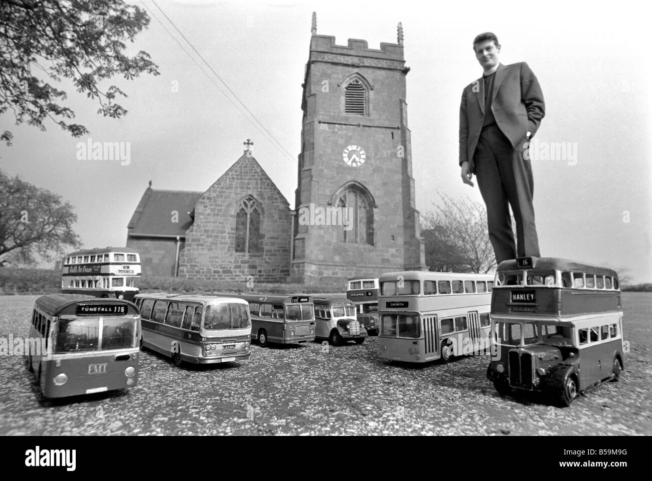 Il Reverendo Geoffrey Smith, vicario della parrocchia di San Michele e Tutti gli Angeli chiesa in Lilleshall, Shropshire, al di fuori della sua chiesa, con alcuni dei suoi modelli di autobus. ;Aprile 1975 ;75-02158-009 Foto Stock
