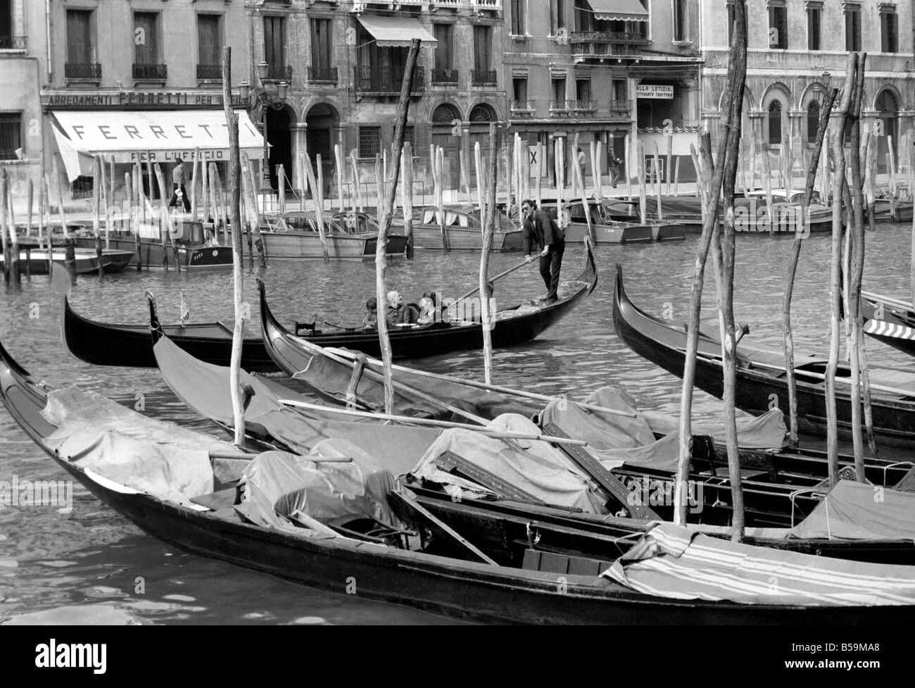 Scene in generale a Venezia. Una gondola rende il suo modo lungo il Canal Grande. Aprile 1975 75-2202-005 Foto Stock