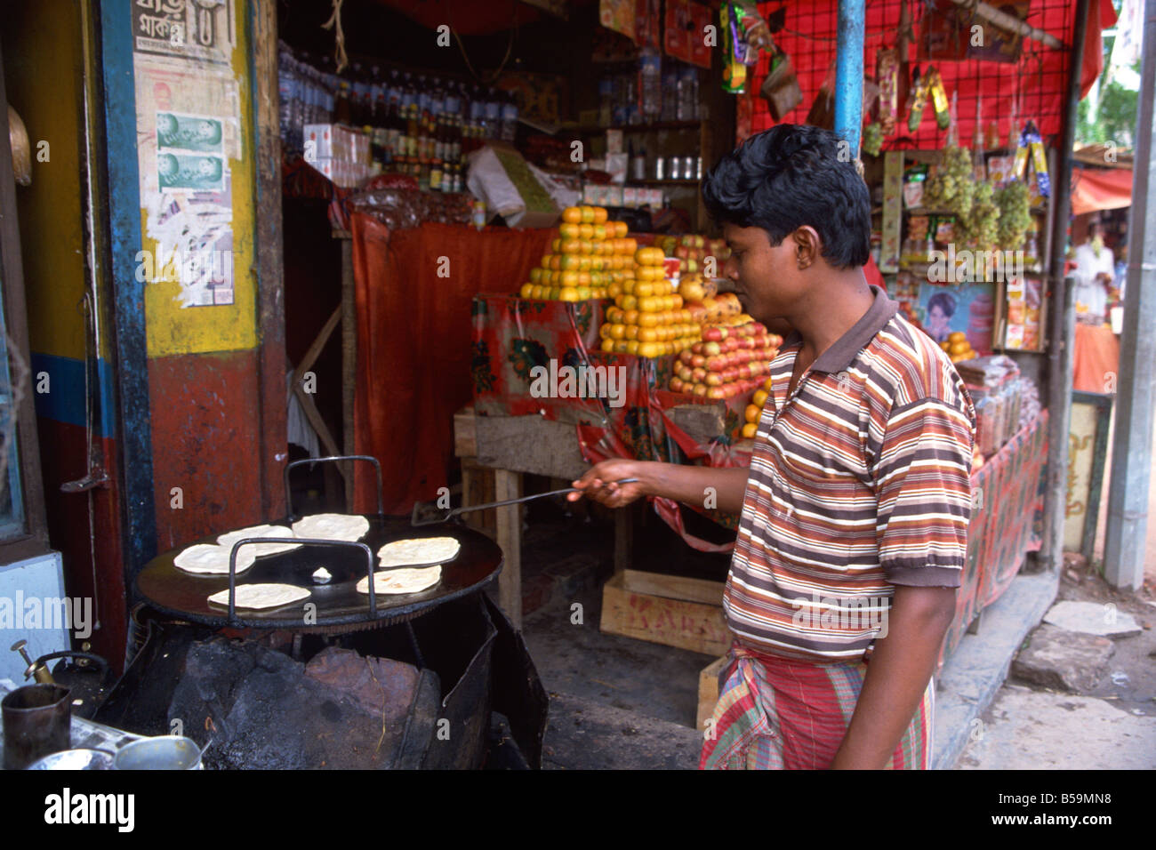 Realizzazione di parathas, Banani mercato, Dhaka, Bangladesh Foto Stock