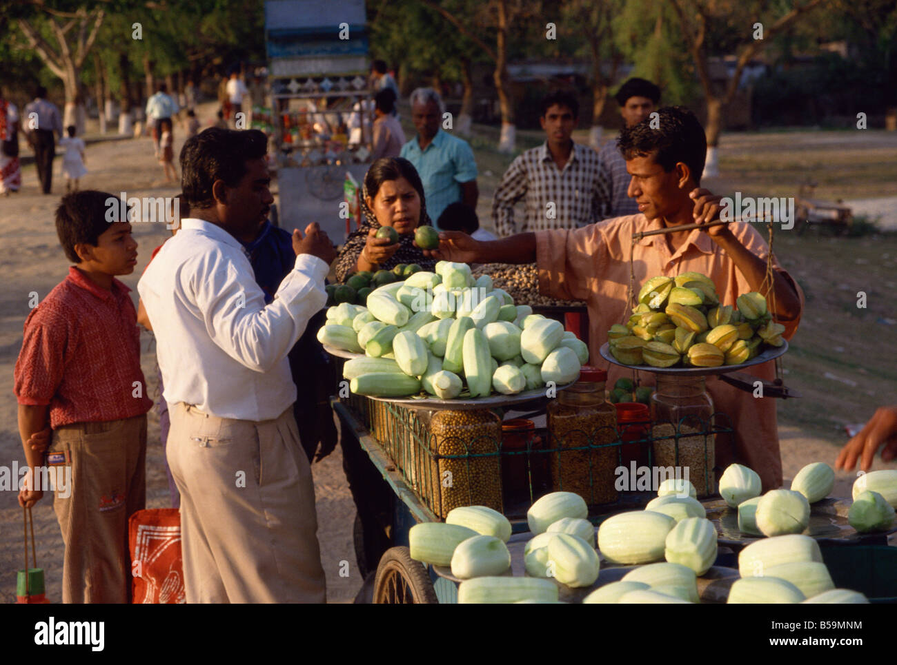 L'uomo vendere verdure, Rajshahi, Bangladesh Foto Stock