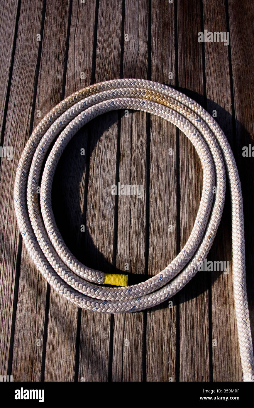 Una linea di dock arrotolato sul ponte di una barca a vela Foto Stock