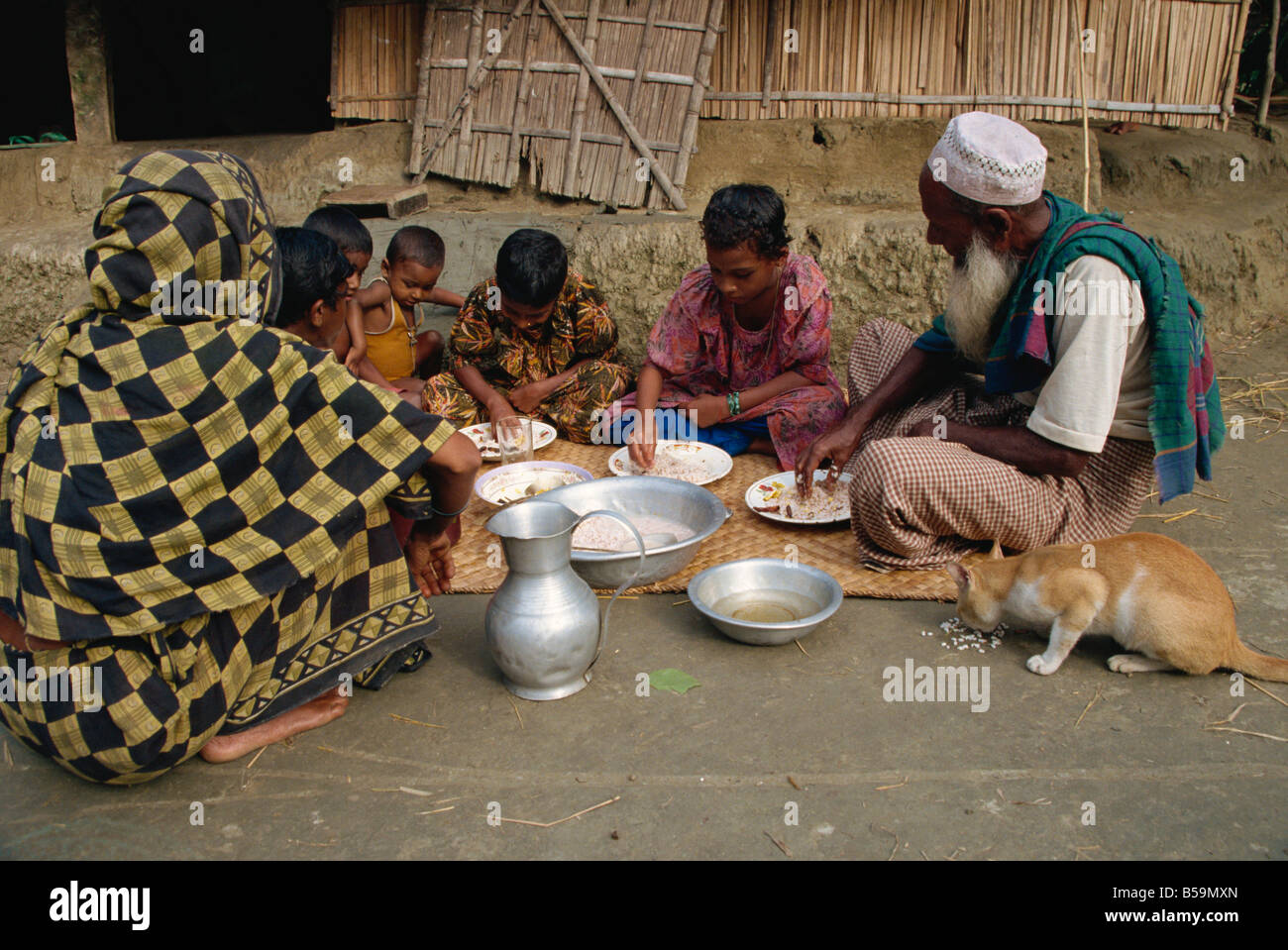 Family Colazione, Char Kukri Mukri, Bangladesh Foto Stock