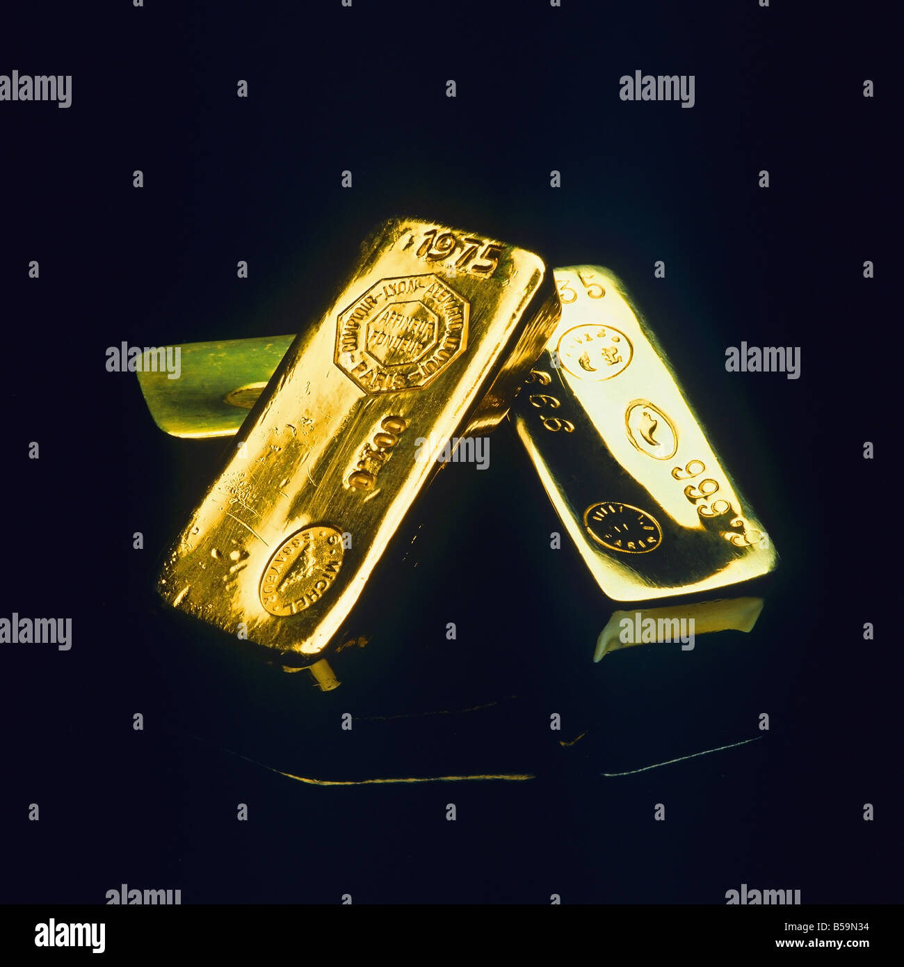 Tre barre di oro su sfondo nero Foto Stock