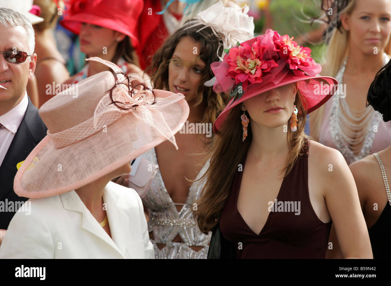 Le donne in cappelli a Nad Al Sheba cavallo di razza in corso, Dubai, Emirati Arabi Uniti Foto Stock