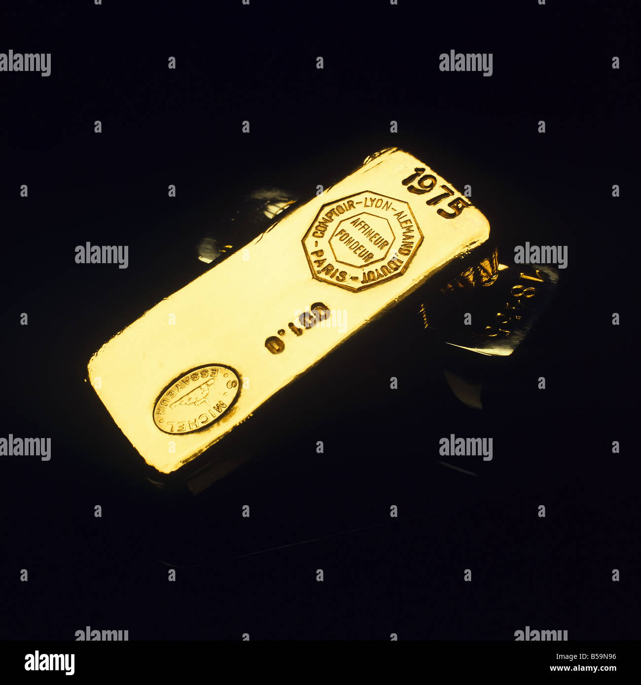 Due barre di oro su sfondo nero Foto Stock