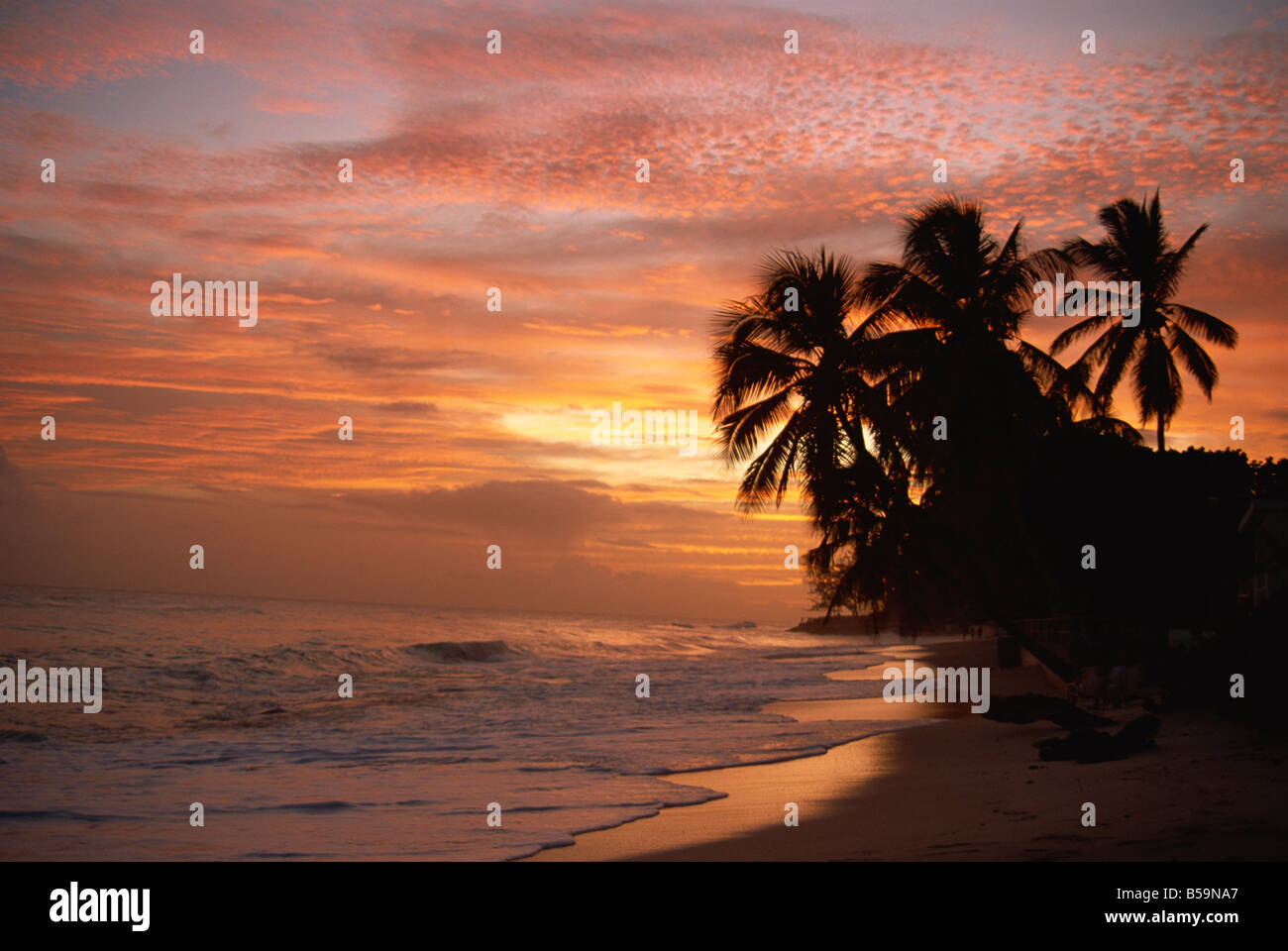 Tramonto sulla spiaggia Worthing, Christ Church, Barbados, West Indies, dei Caraibi e America centrale Foto Stock