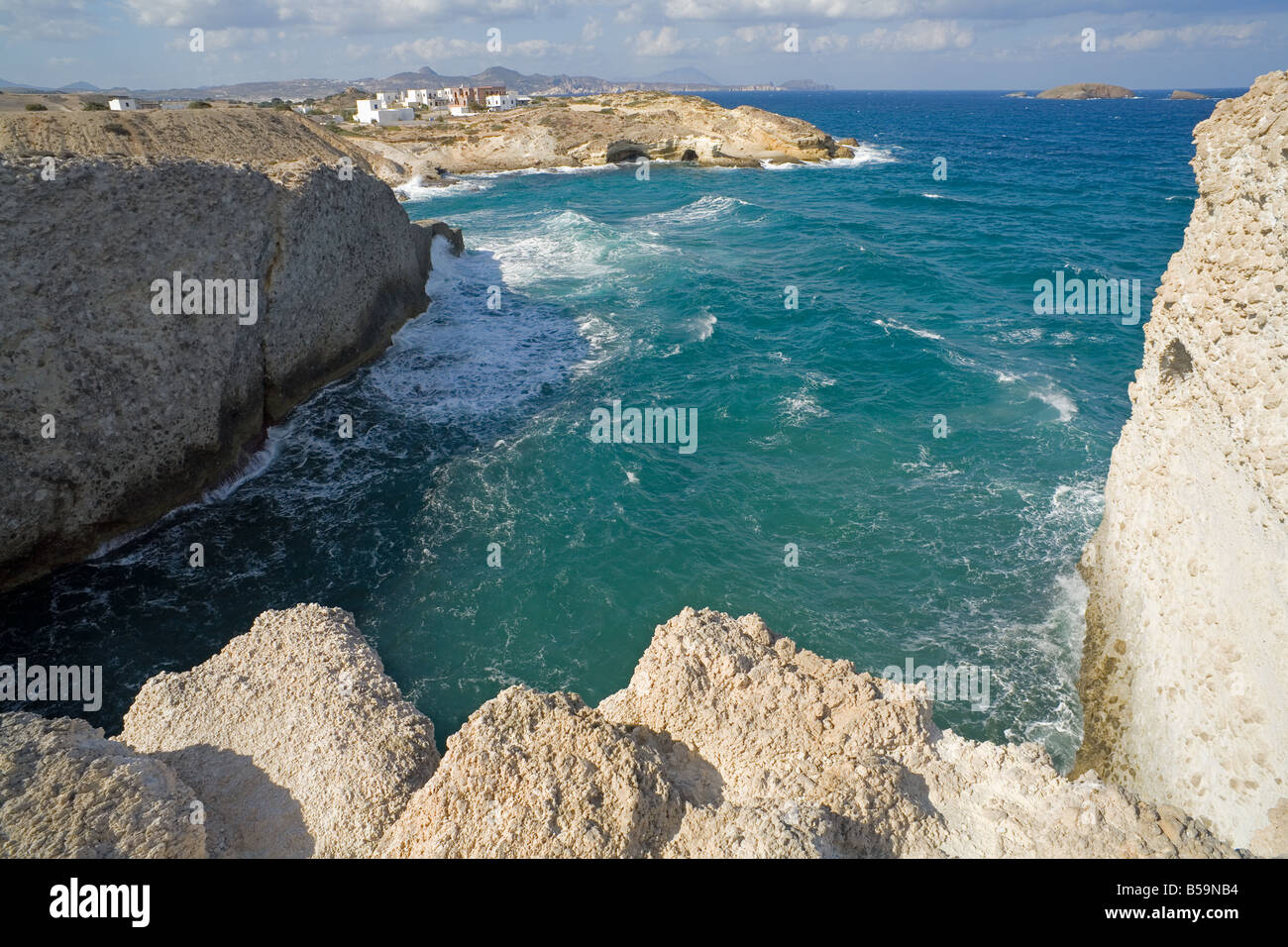 Onda-cut baia tra le scogliere di pomice a Firiplaka, Isola di Milos Foto Stock