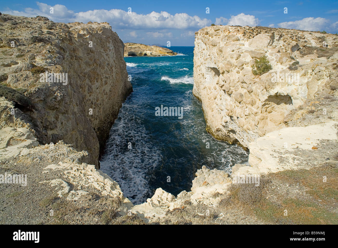 Onda-cut beach canyon presso Firiplaka, Isola di Milos Foto Stock
