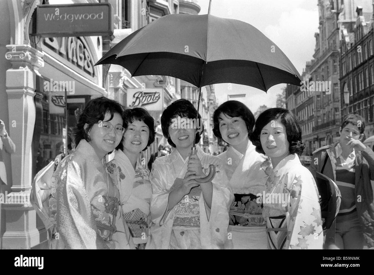 Giapponese, tutti i gruppo femminile chiamato 'le figlie del cielo" visto in ed intorno a Londra e il Wigmore Hall. Aprile 1975 Foto Stock