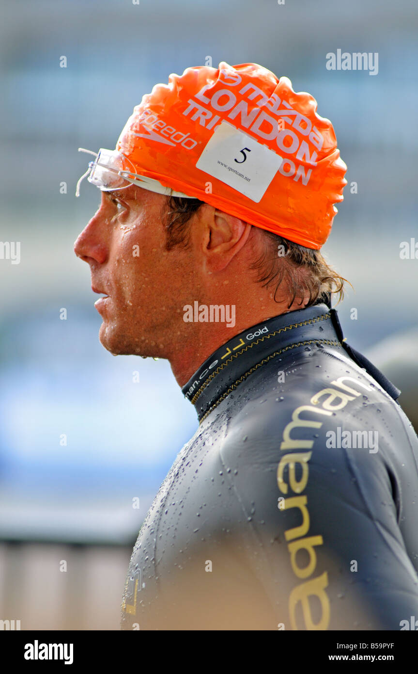 Piscina maschio concorrente del 2008 a Londra il triathlon Foto Stock