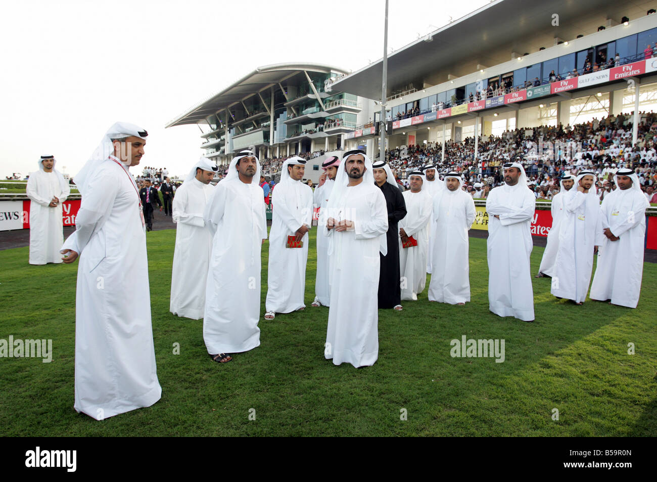 Un gruppo di uomini arabi, Sheikh Mohammed Bin Rashid Al Maktoum tra di loro, Dubai, Emirati Arabi Uniti Foto Stock