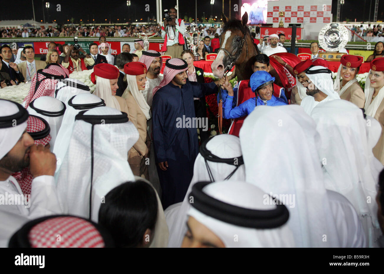 Sheikh Mohammed Bin Rashid Al Maktoum con il fantino Lanfranco Dettori e cavallo Electrocutionist, Dubai, Emirati Arabi Uniti Foto Stock