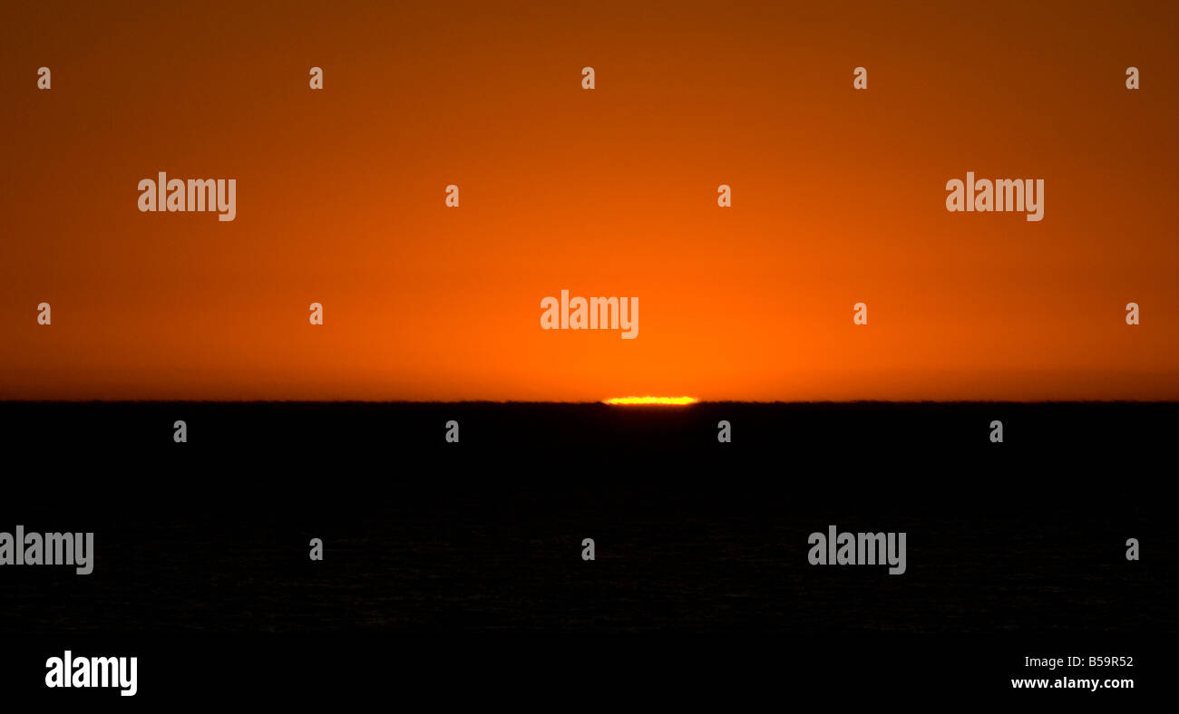 Sole appena sopra Horizon sull'Oceano Pacifico Foto Stock