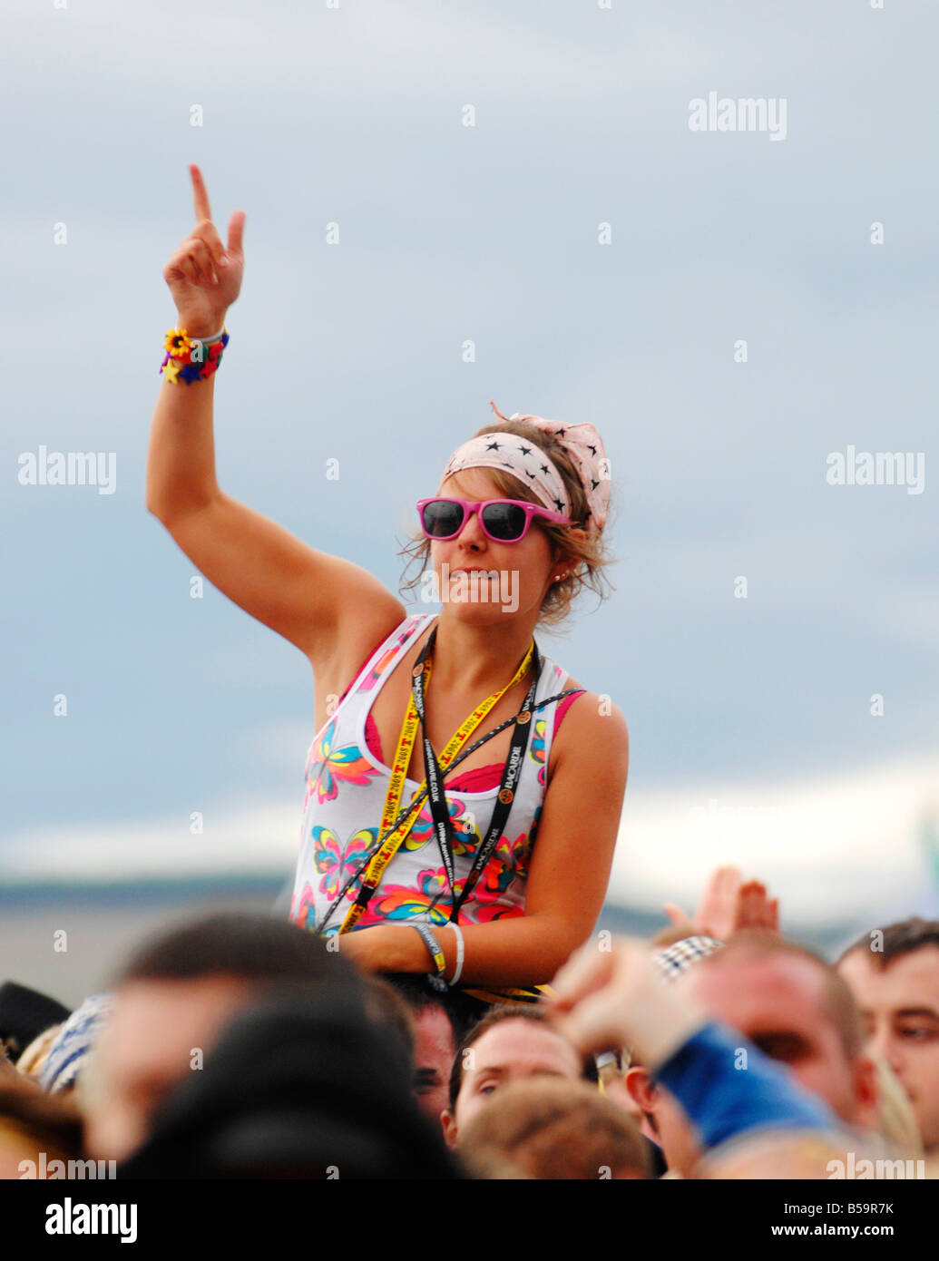 Un giovane fan femail seduto su someones spalle al T nel Parco Music Festival, Balado Kinross, Scozia Foto Stock