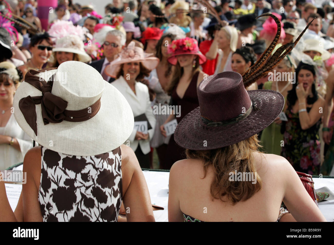 Le donne in cappelli a Nad Al Sheba cavallo di razza in corso, Dubai, Emirati Arabi Uniti Foto Stock