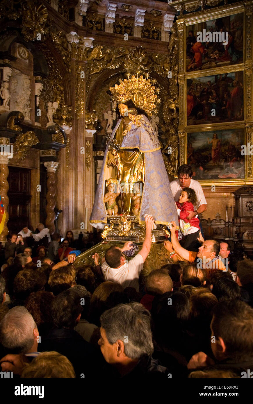 Toccare il santo patrono della città di Valencia durante il festival Mare de Déu DELS DESAMPARATS Valencia Spagna Foto Stock