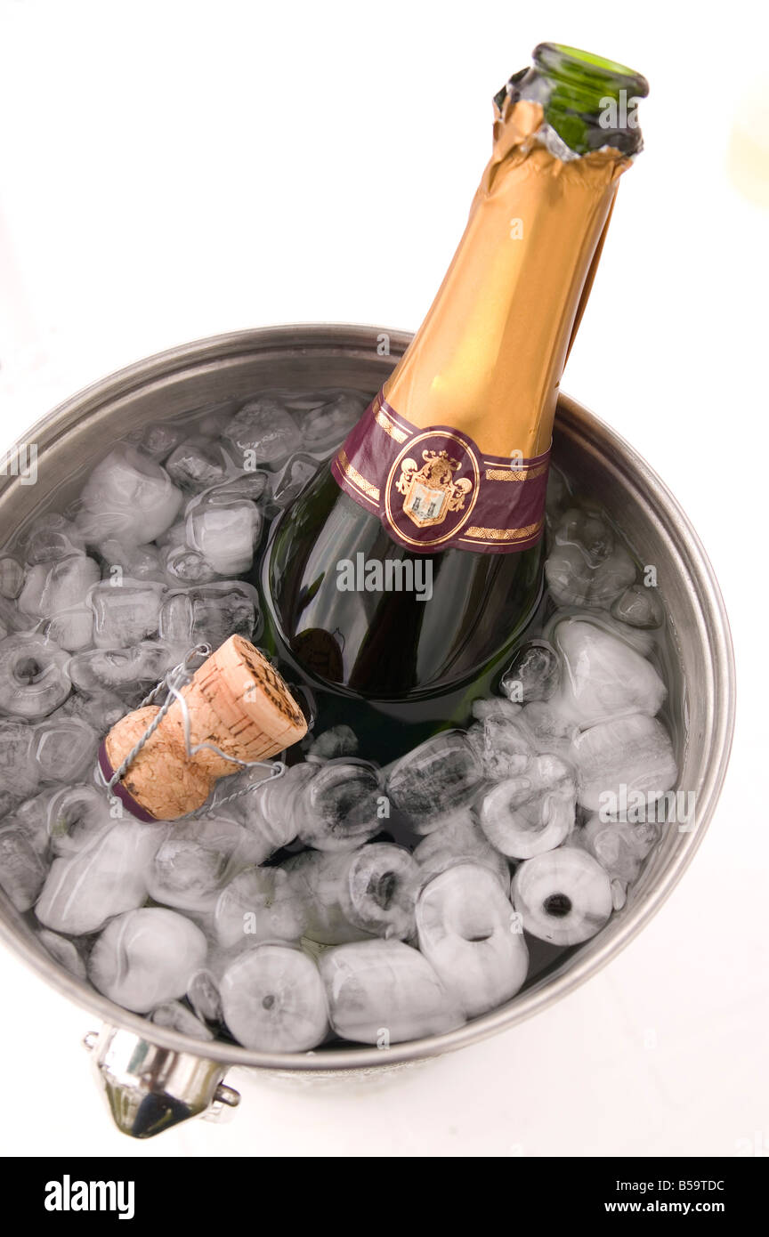 Bottiglia di Champagne aprire sul ghiaccio nel Secchiello per ghiaccio Foto  stock - Alamy