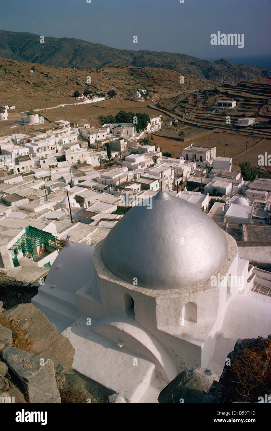 Chiesa con cupola in argento e case bianche su Ios Cicladi, isole greche, Grecia, Europa Foto Stock