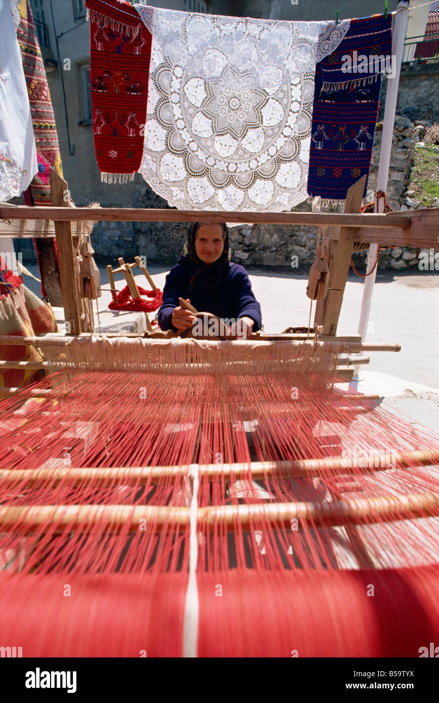 Donna weaver nel villaggio vicino altopiano di Lasithi Creta Isole Greche grecia Europa Foto Stock Donna weaver nel villaggio vicino altopiano di Lasithi Creta Isole Greche grecia Europa Foto Stock