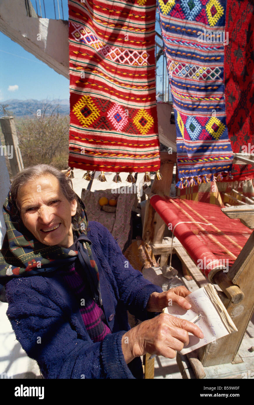 Donna weaver nel villaggio vicino altopiano di Lasithi Creta Isole Greche grecia Europa Foto Stock Donna weaver nel villaggio vicino altopiano di Lasithi Creta Isole Greche grecia Europa Foto Stock
