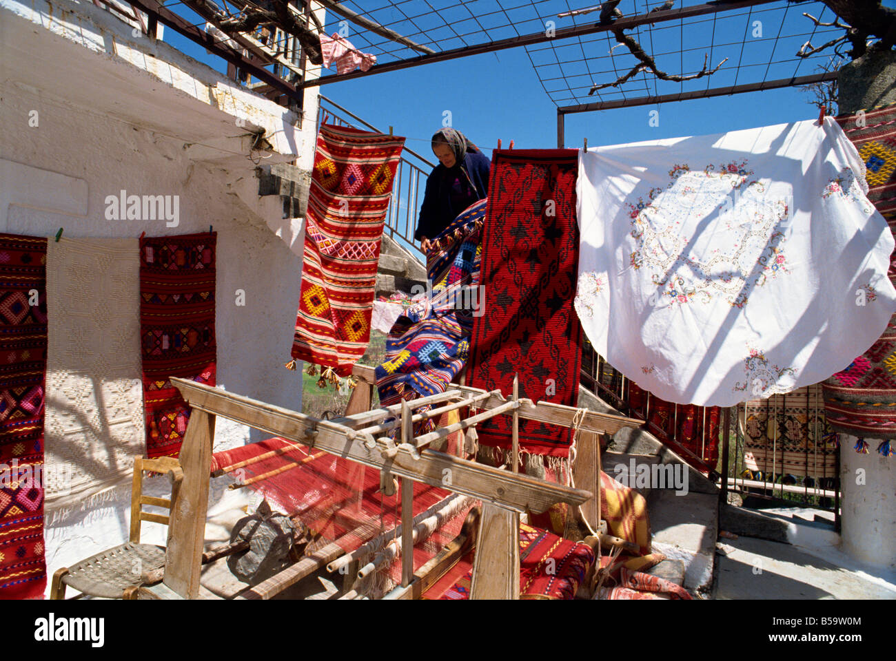 Donna weaver vendendo i suoi coperte nel villaggio vicino altopiano di Lasithi Creta Isole Greche grecia Europa Foto Stock Donna weaver vendendo i suoi coperte nel villaggio vicino altopiano di Lasithi Creta Isole Greche grecia Europa Foto Stock