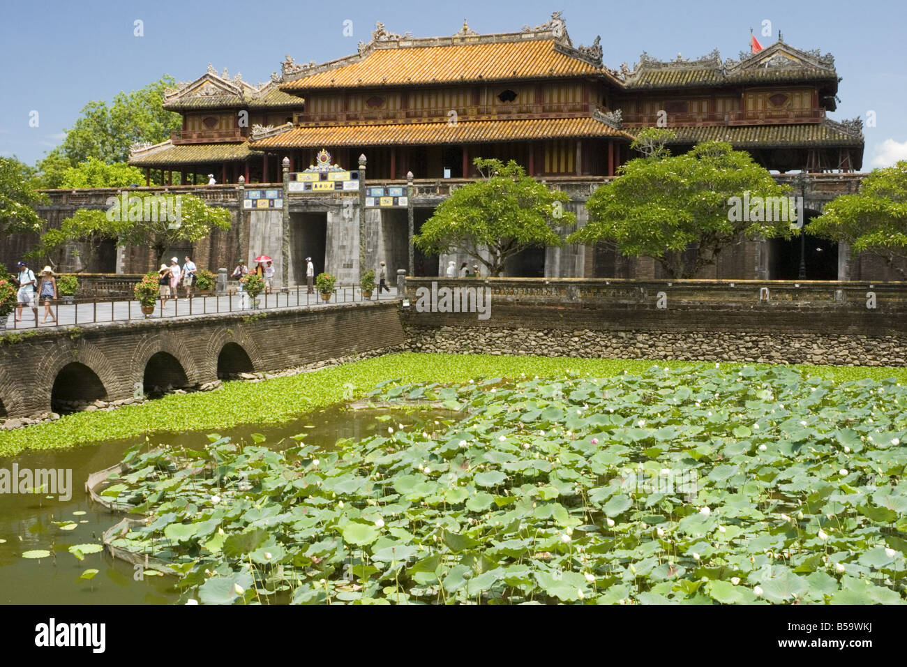 Royal Gate e Golden Bridge acqua, città imperiale, tonalità, Vietnam Foto Stock