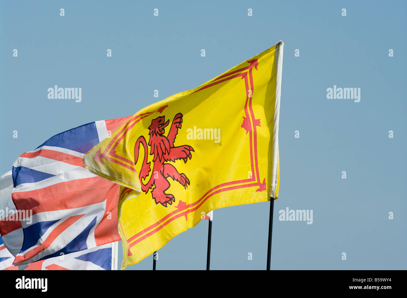 Bandiera scozzese con la Union Jack dietro di esso contro un cielo blu europea bandiere nazionali Foto Stock