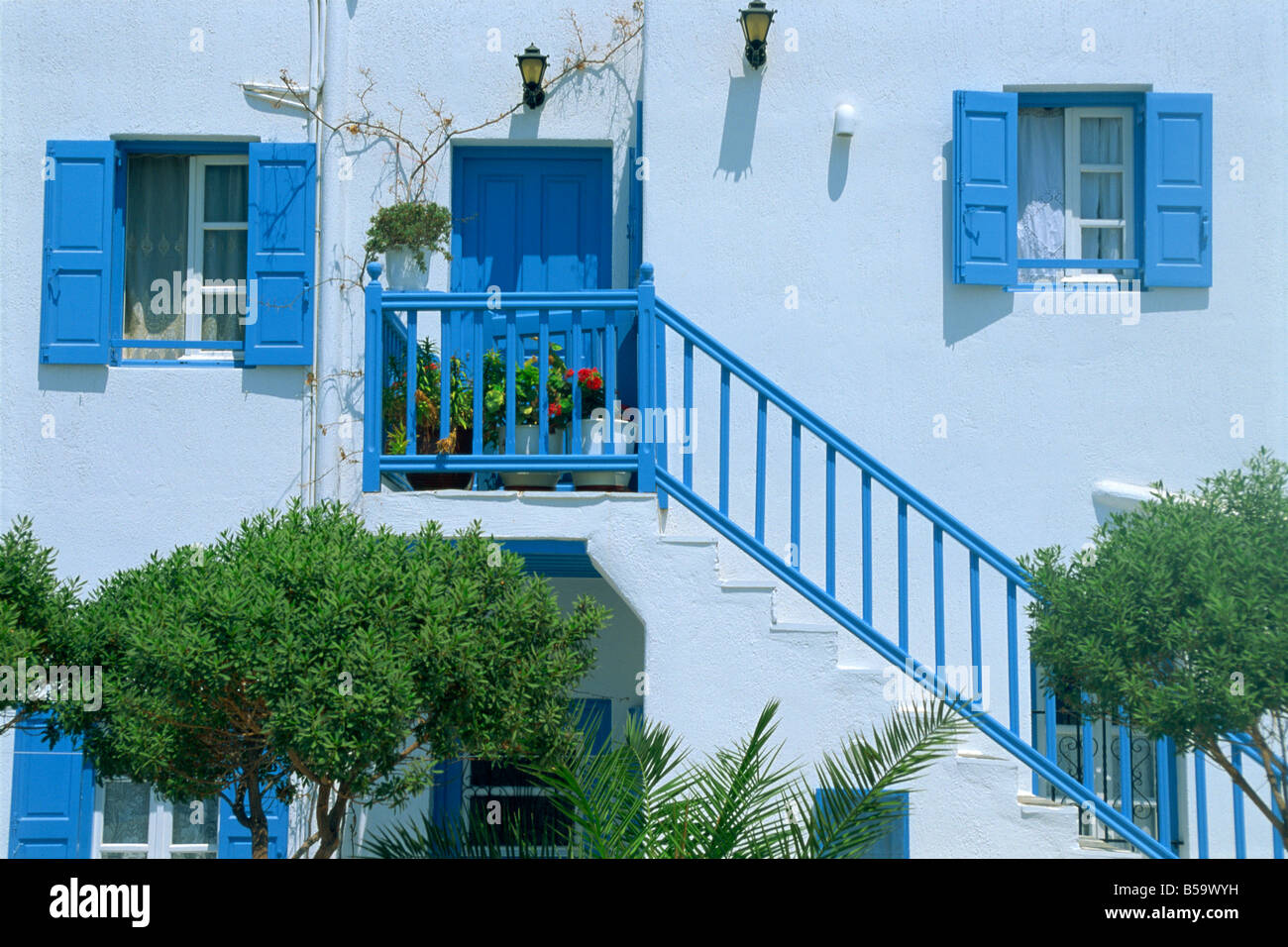 Close-up della tradizionale casa bianca con ringhiere in blu, porte e persiane a Mykonos Isole Cicladi, isole greche, Grecia Foto Stock