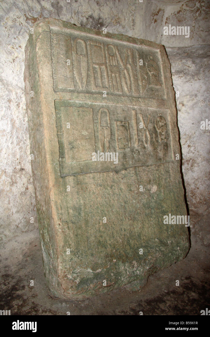 Una pietra, tomba porta in 'St Paolo catacombe", Rabat, Malta. Foto Stock