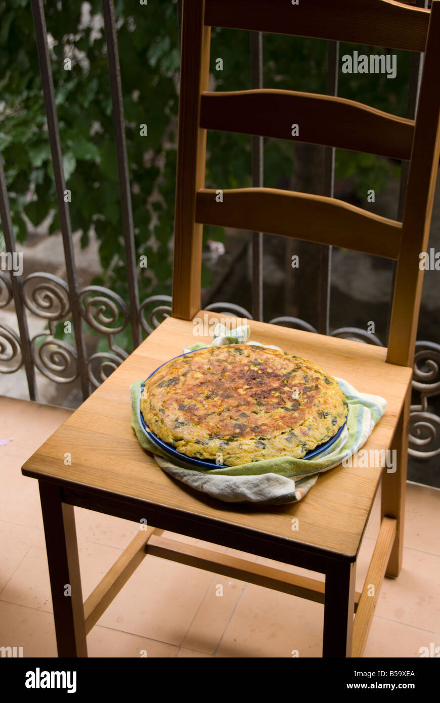 Fatto in casa tortilla spagnola frittata raffreddamento su un balcone Valencia Spagna Foto Stock