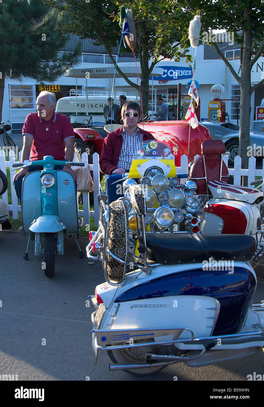 Coppia di Mods con i loro scooter a Goodwood Foto Stock