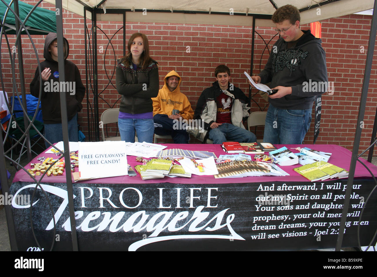 Anti-aborto adolescenti distribuivano pamplets al fair Foto Stock