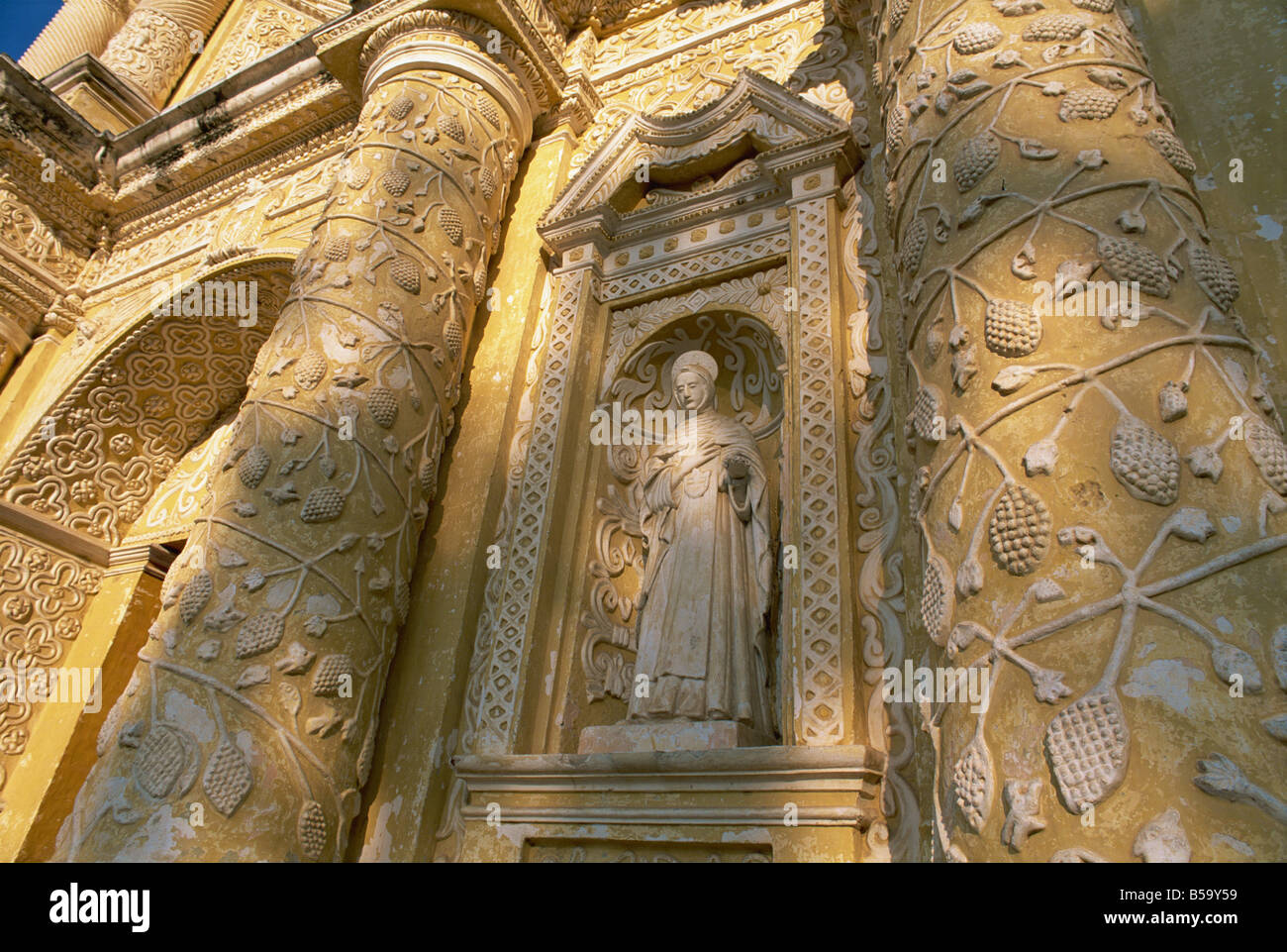 Dettaglio sulla facciata della chiesa di La Merced, Antigua, Sito Patrimonio Mondiale dell'UNESCO, Guatemala, America Centrale Foto Stock